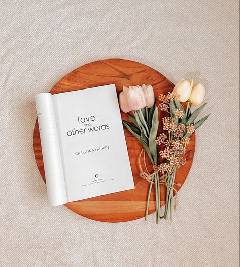 Minimalist Book Photography, Books Flatlay Photography, Book Flatlay Photography, Simple Bookstagram Photography Ideas, Bookstagram Props, Books Minimalism Photography, Book Photoshoot, Book Photography Instagram, Bookstagram Inspiration