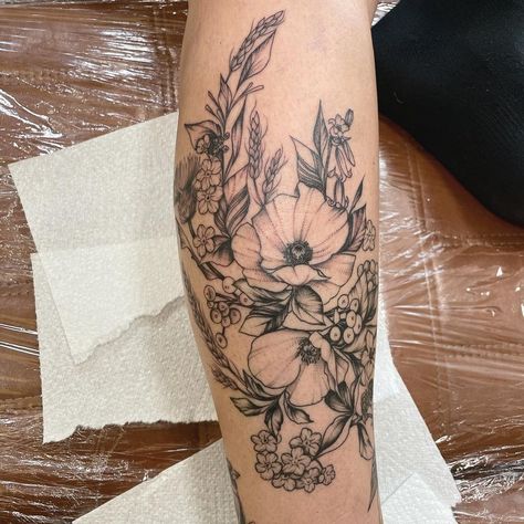 Poppy Flower Shoulder Tattoo, August Birth Tattoo Ideas, Gladiolus And Poppy Flower Tattoo, Flower Tattoos Poppy, Birth Flower Sleeve, Birth Flower Sleeve Tattoo, Gladiolus And Poppy Tattoo, Tattoo Poppy Flower, August Tattoo Ideas