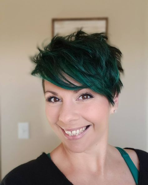 Emerald hair color. Jewel toned green. Long pixie haircut Emerald Green Pixie Hair, Fashion Color Pixie Hair, Short Hair Dye Ideas Pixie Cuts, Pixie Haircut Color, Pixie Cut Color, Coloured Pixie Cut, Long Pixie Haircut, Pixie Hair Color, Emerald Green Hair