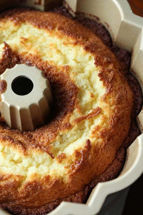 A classic 7UP Cake tastes like a lemon pound cake with tons of old fashioned charm! Moist, tender cake drizzled with a homemade lemon glaze. Easy Lemon Bundt Cake Recipe, Easy Lemon Bundt Cake, 7up Cake, Pound Cake Glaze, 7 Up Cake, Lemon Bundt Cake Recipe, Easy Pound Cake, 7up Pound Cake, Delish Cakes