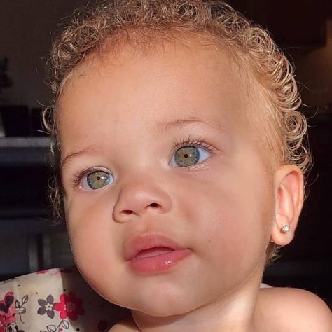 Curly Kids Hair on Instagram: “Describe her 😱😍 🔻 Send DM for feature (clear pictures only)! Follow us 👉 @curlykidsworld 🔥 📸 @scarlett.juniel #curls #curlsforthegirls…” Green Eyed Baby, Boys With Green Eyes, Estilo Kim Kardashian, Curls Braids, Curly Kids, Girl With Green Eyes, Brown Curly Hair, Cute Mixed Babies, Beautiful Black Babies