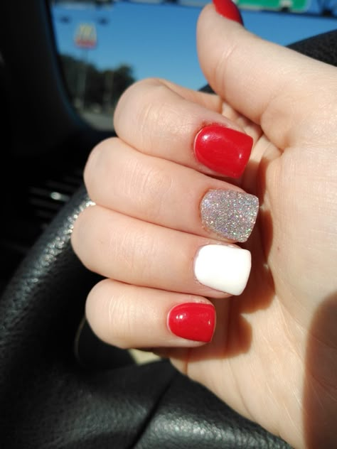 Red Silver Nails Glitter, Red White Glitter Nails, Red And White Nails Simple, Simple Christmas Nails Red And White, Red And White Sparkle Nails, Red And White Dip Nails, Red White Silver Nails, Cute Red And White Nails, Red And White Nails Short