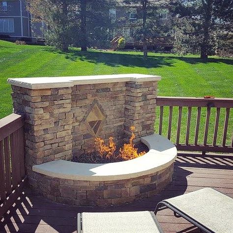 Deck With Built In Fire Pit, Corner Outdoor Fireplace Ideas, Corner Fire Pit, Built In Fire Pit, Fire Pit On Deck, Patio With Fire Pit, Bbq Ideas Backyard, Deck Fire Pit, Diy Outdoor Fireplace