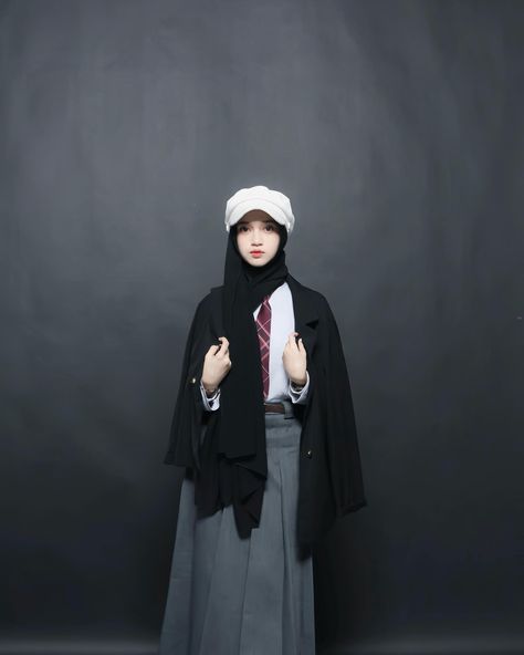 #photoshootideas #schoolphotoshoot Vintage Outfit Hijab, Korean School Outfits, Vintage Hijab, Yearbook Photoshoot, American High School, Outfits Hijab, American School, Outfit Korean, High School Outfit