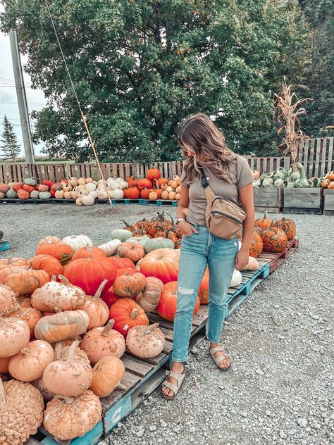 Everyday Fall Jeans With Patch Pockets, Women’s Pumpkin Patch Outfit, Thanksgiving Outfit Granola Girl, Pregnancy Pumpkin Patch Outfit, Vegan Pumpkin Granola, Birkenstock Clog Outfit, Granola Fits, Granola Girl Style, Blundstone Style