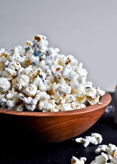 White Chocolate Lavender Vanilla Popcorn I howsweeteats.com Lavender Popcorn, Vanilla Popcorn, Lavender Treats, Fruit Deserts, Lavender Chocolate, Lavender Recipes, Culinary Lavender, Best Popcorn, Melting White Chocolate