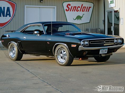 Hmmmm - It would be nice to have this 1970 Dodge Challenger with a 440 Hemi in the garage next to the daily driver 2012 SXT Plus RedLine Challenger. Description from pinterest.com. I searched for this on bing.com/images 1971 Dodge Challenger, 1968 Chevy Camaro, Dodge Ram Diesel, Old Muscle Cars, Oldsmobile 442, Dodge Rams, Dodge Power Wagon, Vw Touran, Mopar Cars