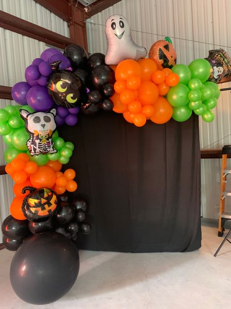 Halloween Decor Balloons, Halloween Balloon Photo Backdrop, Ballon Halloween Decoration, Halloween Birthday Backdrop, Decoracion Hallowen Ideas, Balloon Halloween, Halloween Balloon Ideas, Haloween Decoracion Balloon, Halloween Balloons Decorations