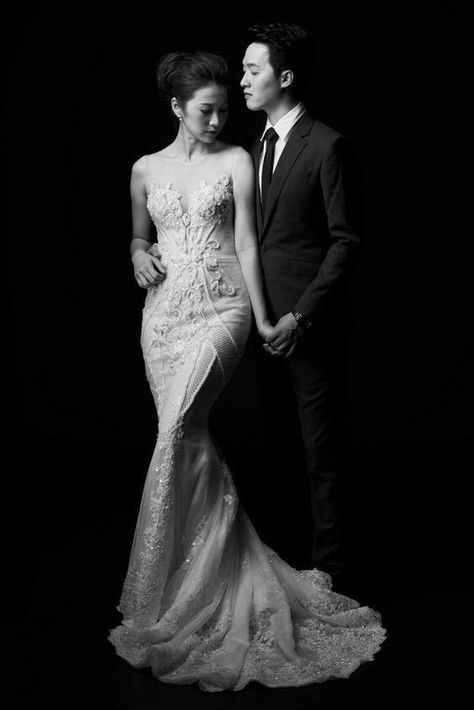 Photography Studio Ideas, Photography Poses Couples, Bride Groom Poses, Wedding Fotos, Korean Wedding Photography, Wedding Photo Studio, Poses Couples, Wedding Portrait Poses, Pre Wedding Poses