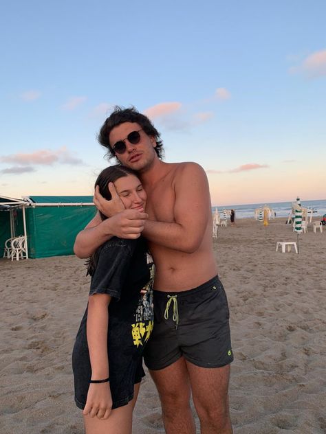 Beach Aestethic, Brother Sister Photos, Brother Pictures, Brother And Sis, Big Brother Little Sister, Sisters Goals, Sibling Pictures, Siblings Goals, Sister Poses