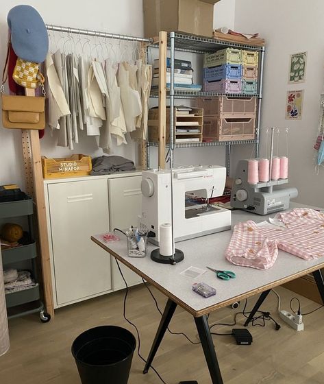 Fashion Studio Organization, Small Fashion Design Studio, Home Office Fashion Designer, Fashion Studio At Home, Fashion Home Studio, Clothing Studio Workspace, Craft Shop Aesthetic, Small Fashion Studio Interior, Fashion Design Room Studio