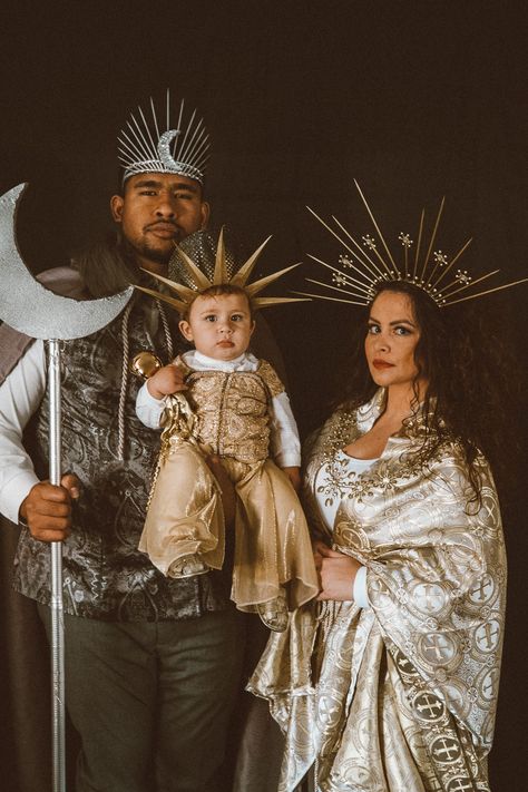 Diy Family Halloween Costumes, Sun And Moon Costume, Moon Costume, Random Objects, Classic Halloween Costumes, Star Costume, Couples Halloween Outfits, Church Shirt, Star Family