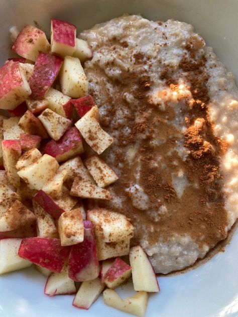 oats with vanilla protein powder and egg whites + apple, cinnamon and powdered peanut butter Apple Oats Recipes, Apple Breakfast Recipes, Powdered Peanut Butter, Protein Oats, Apple Cinnamon Oatmeal, Apple Oatmeal, Healthy Food Inspiration, Kawaii Cooking, Dessert Bowl