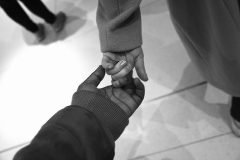 Biracial couple holding hands Interracial Couple Holding Hands, Manifesting 2024, People Holding Hands, Biracial Couples, Lovers Hands, The Kissing Hand, Ig Aesthetic, Black Boyfriend, Couple Holding Hands