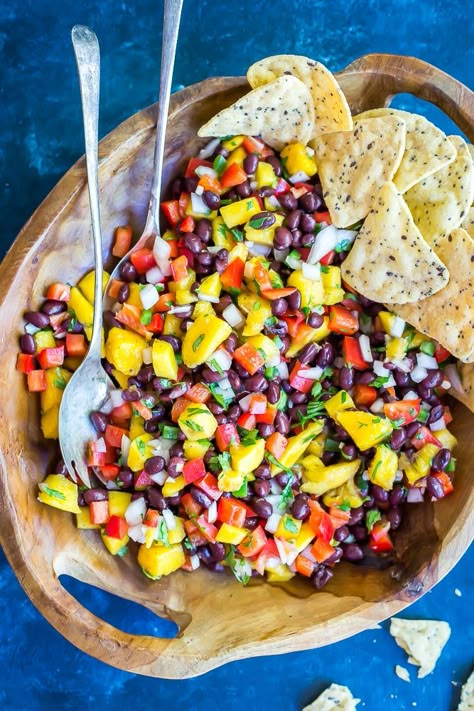 Easy Mango Black Bean Salad - She Likes Food Luau Side Dishes Potlucks, Mango Black Bean Salad, Fancy Apps, Hawaiian Side Dishes, Tiki Christmas, Myfitnesspal Recipes, Hawaii Recipes, Mango Chicken, Black Bean Salad