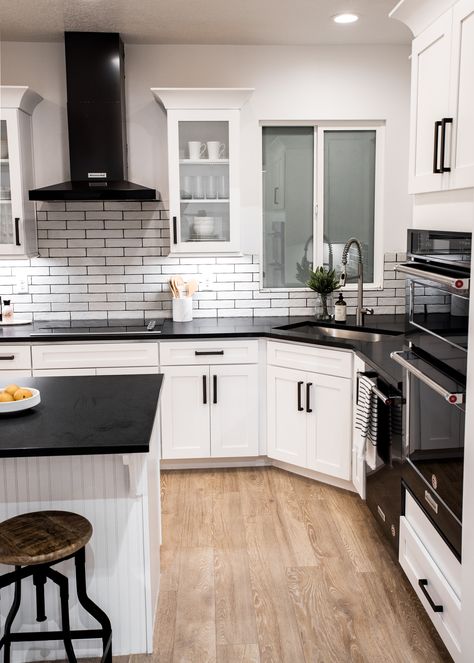 White Cabinets Black Countertops, Kitchen Black Counter, Oasis Decor, White Cabinets White Countertops, Black Kitchen Countertops, Ikea Kitchen Design, Cheap Ideas, Dream Kitchens Design, Diy Kitchen Remodel