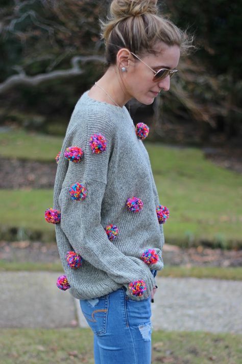 Pom Pom Outfit, Diy Jumper, Pom Pom Sweater, Diy Fashion Clothing, Warm Sweaters, Budget Fashion, Kinds Of Clothes, Cute Sweaters, Sweater Fashion