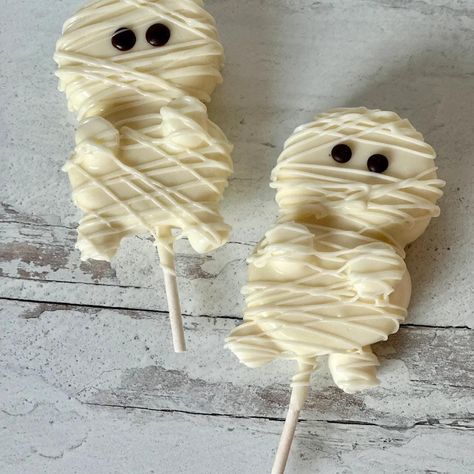 Chocolate Covered Marshmallow Halloween Mummy Marshmallow Creations, Easy Cakes For Kids, Marshmallow Halloween, Chocolate Covered Marshmallow, Spooky Halloween Desserts, Covered Marshmallows, Strawberry Ideas, Halloween Charcuterie, Caramel Treats