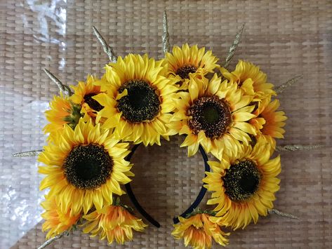 Sunflower Halloween, Day Of The Dead Festival, Festival Headdress, Black Sunflower, Dead Makeup, Floral Headdress, Dark Red Dresses, Wedding Halloween, Avant Garde Makeup