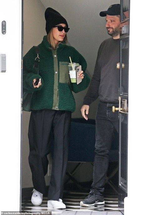 Hailey Bieber Looks, Green Jacket Outfit, Hailey Rhode Baldwin, Hailey Bieber Outfits, 2023 Mood, Beanie Outfit, Hailey Baldwin Style, Sneakers Street, Cap Outfit