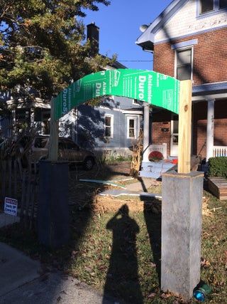 Halloween Graveyard Archway, Cemetery Entrance Design, Cemetery Sign Diy, Graveyard Archway Diy, Diy Halloween Cemetery Entrance, Halloween Cemetery Arch, Hocus Pocus Decorations Outdoor, Cemetary Archway Diy, Halloween Cemetery Columns Diy