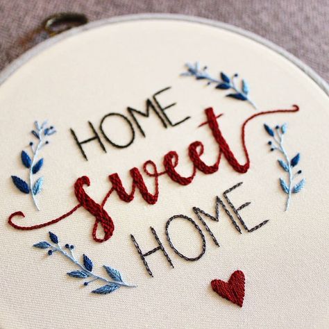 Quote Embroidery Patterns, Embroidery For Home Decor, Home Sweet Home Embroidery Hoop, Home Embroidery Ideas, New Home Embroidery, Home Sweet Home Embroidery Pattern, Embroidery Home Sweet Home, Names Embroidery, Pintura A Guache