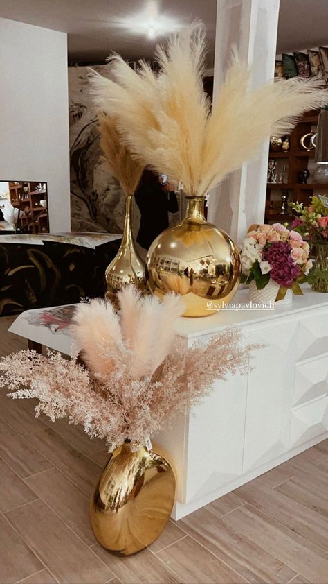 Gold Vase With Pampas, Corner Vase, Gold Vase Decor, Traditional Vase, African Inspired Decor, Salon Suites Decor, Cute Furniture, Living Room Decor Inspiration, Wedding Floral Centerpieces