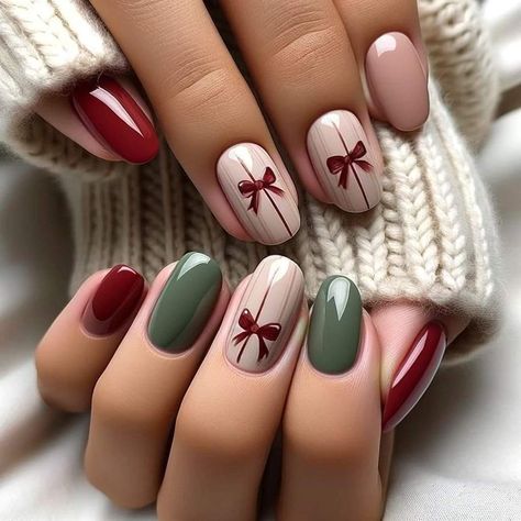 Simple Xmas Nails Red And Green, Christmas Nails Gift Design, Christmas Themed Gel Nails, Nail Red Ideas, Nail Idea Christmas, Nails Idea For Christmas, Nail Art Ideas For Christmas, Cute Nails Christmas Simple, Christmas Ideas For Nails