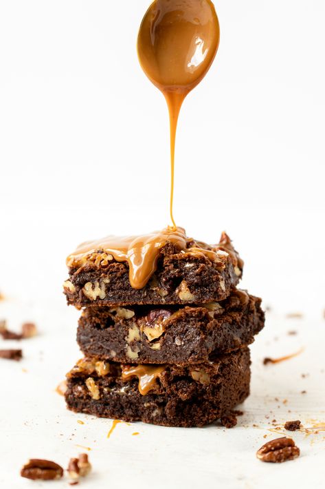 Salted Caramel Pecan Brownies Caramel Pecan Brownies, Pecan Brownies Recipe, Brownie Caramel, Easy Salted Caramel, Brownies Caramel, Caramel Brownies Recipe, Salted Caramel Brownie, Pecan Brownies, Brownies From Scratch