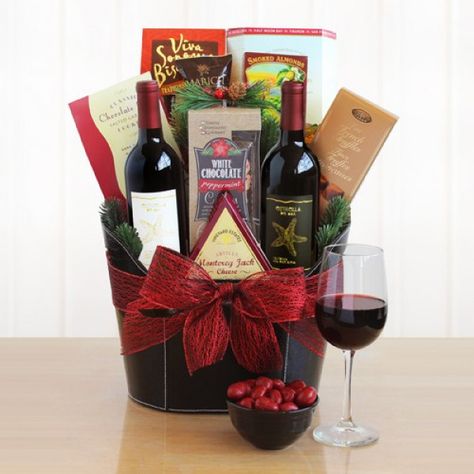 Diy Wine Gift Baskets, Holiday Wine Gift, Wine Gift Basket, Wine Gifts Diy, Wine Christmas Gifts, Raffle Baskets, Holiday Gift Baskets, Wine Gift Baskets, Wine Baskets