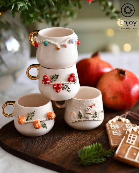 10 DIY Christmas Basket for The Loved One Christmas Ceramics Pottery, Christmas Tea Cups, Ceramic Art Handmade, Diy Christmas Baskets, Snowman Cups, Christmas Cups, Cerámica Ideas, Christmas Cup, Christmas Baskets