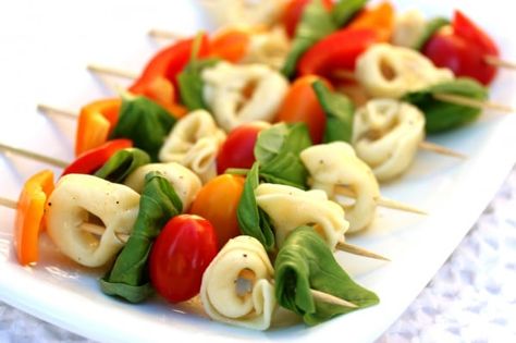 Pasta Salad Skewers, Salad Skewers, Food On A Stick, Tortellini Salad, Party Appetizers Easy, Summer Pasta Salad, Salad Pasta, Snacks Für Party, On A Stick