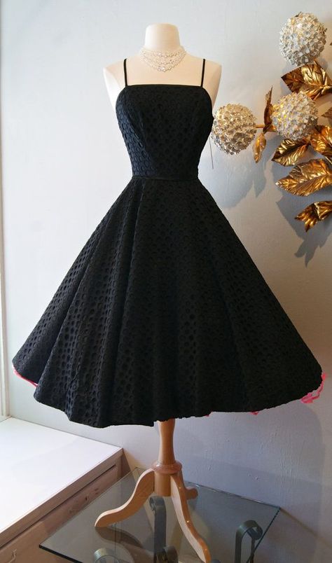 The perfect black dress. 'The Holly' Collection ¸¸.✿¨¯`✿¸¸ Mugler Dress, Vintage Cocktail Dresses, Vintage Black Cocktail Dress, Cotton Party Dress, 1950s Dresses Vintage, Tudor Fashion, Dresses Short Prom, Robes Vintage, Cocktail Dress Vintage