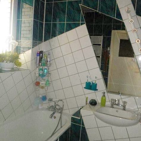 #disturbingzone Need To Pee, The Floor Is Lava, Design Fails, Weird Images, Tiny House Movement, Bad Design, Take A Shower, Tile Design, Home Renovation