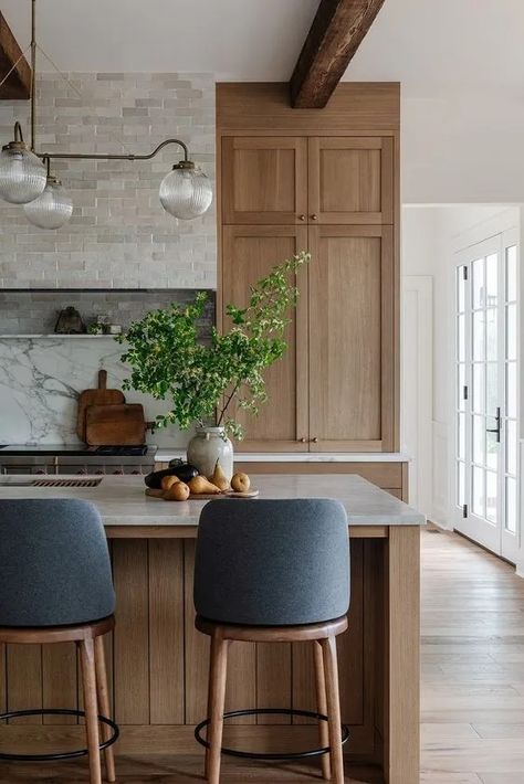 Kitchen Design Light Wood Cabinets, Modern Country Style Kitchen, Two Tone Wood Kitchen Cabinets, Rustic Oak Kitchen Cabinets, Desk In Kitchen, Modern Organic Kitchen, Modern Classic Kitchen, Organic Modern Kitchen, Modern Cape