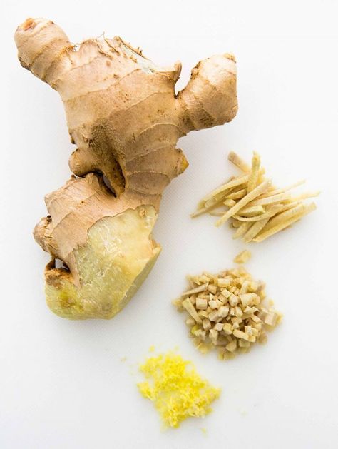 How to easily peel, slice, julienne, chop, mince, and grate ginger root. #howto #ginger Fennel Tea, Zingiber Officinale, Digestive Juice, Ginger Oil, Candied Ginger, Ginger Recipes, Fast Metabolism, Ginger Tea, Colon Cleanse