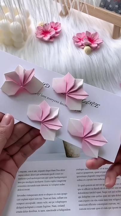 Hadiah Diy, Kraf Kertas, Creative Origami, Diy Crafts Bookmarks, Cute Origami, Paper Craft Videos, Origami Patterns, Folding Origami, Instruções Origami