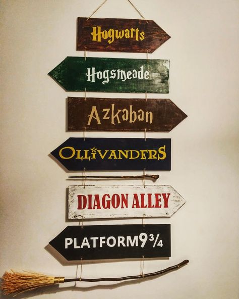 Harry Potter Handmade Diy, Harry Potter Aesthetic Room Decor Diy, Harry Potter Room Deco, Welcome To Hogwarts Sign, Harry Potter Party Signs, Whomping Willow Diy, Harry Potter Decorations Room, Harry Potter Room Ideas Diy, Harry Potter Craft Ideas