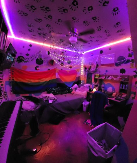 Flags On Ceiling Bedroom, Flag On Ceiling, Queer Bedrooms, Flags On Wall, Pride Bedroom Ideas, Pride Flag Bedroom, Trans Bedroom, Flags In Bedroom, Bedroom Vines