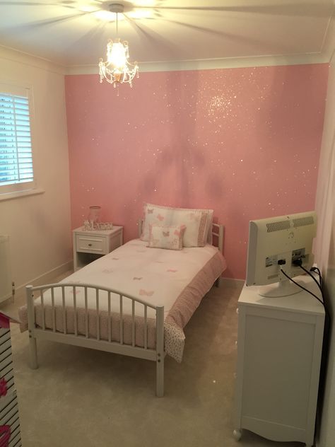 Wallpaper Bedroom Ideas, Glitter Wallpaper Bedroom, Glitter Bedroom, Glitter Room, Girls Bedroom Wallpaper, Wallcovering Design, Pink Bedroom Design, Pink Bedroom For Girls, Pink Girl Room