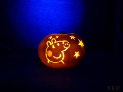 Peppa Pig pumpkin. Audrey loves Peppa!! Peppa Pig Pumpkin, Pig Pumpkin, Pig Halloween, Pumkin Carving, Halloween Pumpkin Carving Stencils, Amazing Pumpkin Carving, Pumpkin Carving Patterns, Peppa Pig Party, Pumpkin Carvings Stencils