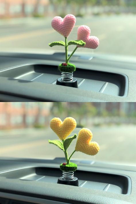 Car Dashboard Decor Aesthetic, Crochet Car Decoration, Car Dashboard Decor Ideas, Cute Car Accessories Aesthetic, Car Dashboard Accessories, Car Dashboard Decor, Dashboard Decor, Balloon Cars, Car Comfort