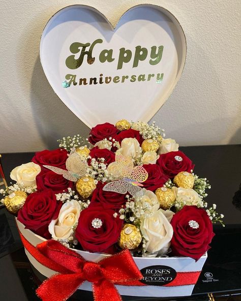 @_rosesandbeyond_ on Instagram: “Happy anniversary Large Heart box ♥️✨ place your Valentine’s Day orders we are booking up” Anniversary Bouquet Flowers, Box Valentines Day Gift Ideas, Heart Box Arrangement, Heart Box Flower Arrangement, Valentines Arrangements, Ramo Ideas, Anniversary Bouquet, Happy Aniversary, Happy Birthday Hearts