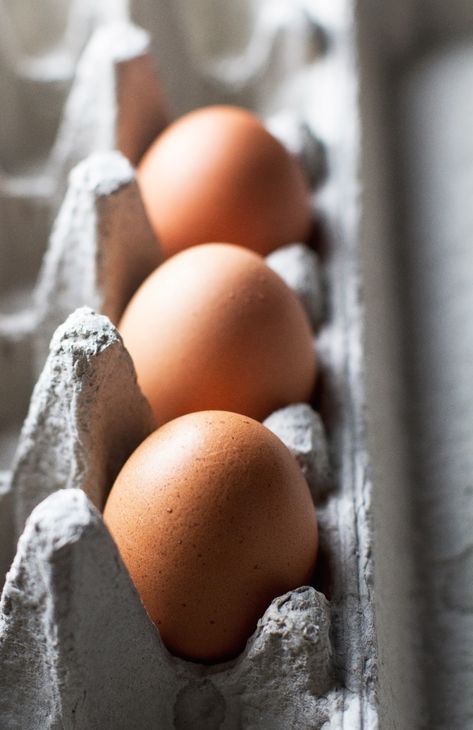 Roasted Red Pepper Baked Egg Galettes - So flavorful and perfect for brunch! #eggs #brunch #breakfast #galettes | Littlespicejar.com Cheese Scrambled Eggs, Healthy Food Photography, Poached Egg Recipe, Scrambled Eggs With Cheese, Pinch Of Yum, Egg Photo, Brunch Places, Brown Eggs, Beautiful Food Photography