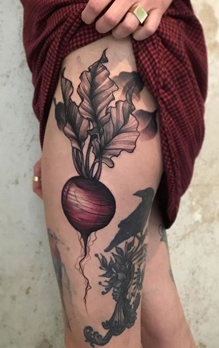 Paulina Kemnitz beet tattoo Geometric Nature Tattoo, Berlin Nature, Vegetable Tattoo, Culinary Tattoos, Tatts Ideas, Simple Heart Tattoos, Dna Tattoo, Nature Ideas, Garden Tattoos