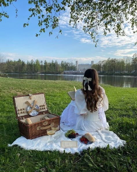 Victorian Countryside, Cottagecore Life, Picnic Pictures, Countryside Aesthetic, Picnic Vibes, Cottage Core Fashion, Spring Scenery, Aesthetic Picnic, Outdoor Date