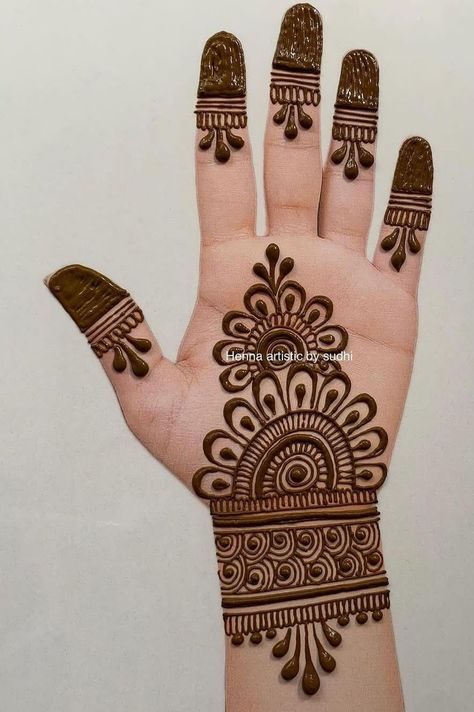 Mehandi Designs For Diwali Easy, Rangoli Mehndi Design, Mehndi Designs Simple Karwachauth, Diwali Mehandi Designs For Kids, Small Cute Mehndi Designs, Very Simple Mehndi Design, Simple Kids Mehandi Designs, Front Hand Henna Designs Simple, Bridal Easy Mehndi Designs