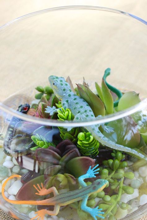 Bug and Reptile Party Centerpiece Reptile Birthday Decorations, Reptile Centerpieces Birthday Parties, Reptile Party Centerpieces, Lizard Themed Birthday Party, Lizard Party Ideas For Kids, Insect Birthday Party Decorations, Reptile Birthday Party Ideas, Reptile Themed Birthday Party, Lizard Birthday Party