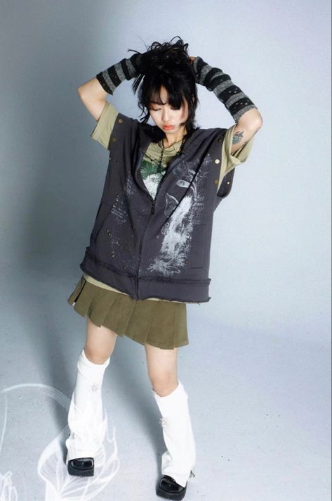 K Streetwear, 2000 Japanese Fashion Y2k, Chinese 2000s Y2k Style, Y2k Asian Outfits, Japanese City Pop Fashion, Early 2000s Japanese Aesthetic, Y2k Fashion Chinese, Cool Y2k Outfits, 90s Punk Fashion Soft Grunge