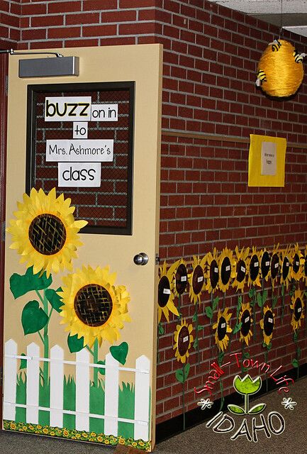 Garden Theme Classroom, Bee Themed Classroom, Bee Classroom, Fall Bulletin Boards, School Doors, Back To School Bulletin Boards, Classroom Freebies, Room Mom, Door Decorations Classroom